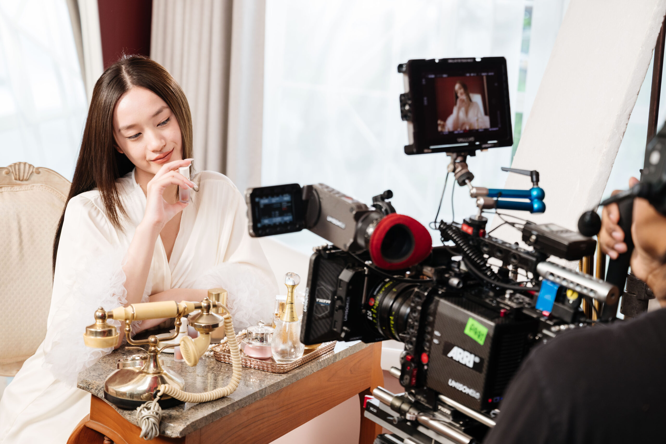 ทีมงาน Heyfolk Film ถ่ายหนังโฆษณาที่โลเคชั่นในกรุงเทพฯ