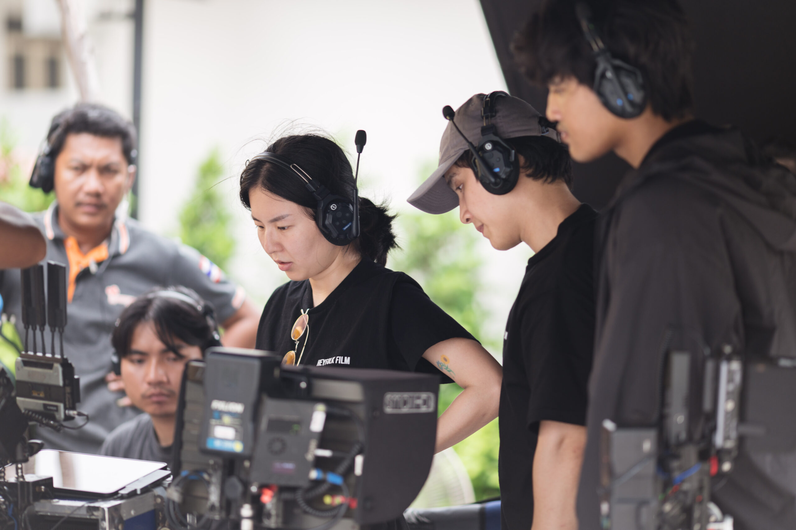 ผู้กำกับและผู้กำกับภาพดูภาพที่ถ่ายได้หน้ากองในกรุงเทพฯ